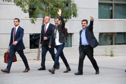 Los presidentes de Òmnium Cultural y l'ANC, Jordi Cuixart y Jordi Sànchez, llegando a la Audiencia Nacional este 16 de octubre.