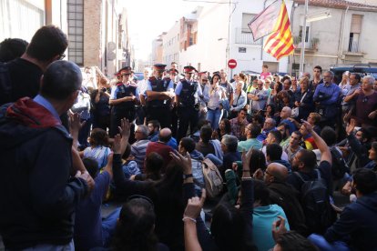 Mig centenar de manifestants bloquejant el pas a la comitiva judicial a la seu d'Unipost a Terrassa el passat dimecres.