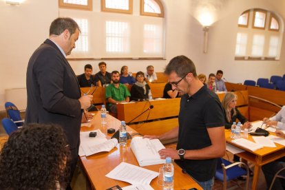 L'alcalde de Vinyols, Arnau Guasch, prenent possessió com a conseller comarcal.