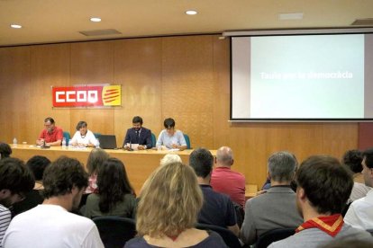 Adherits i membres del grup impulsor de la Taula per la Democràcia, en la reunió de la plataforma.