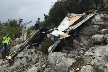 Les restes de l'aparell, que s'ha estavellat a la serra del Crestabocs.