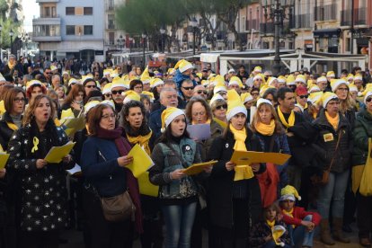 Els assistens a l'acte cantant nadales