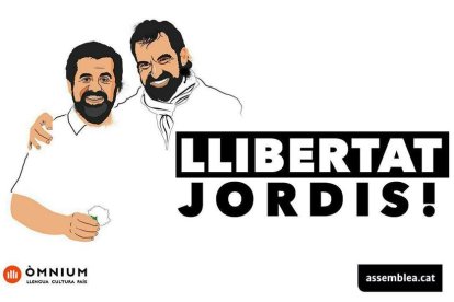 Carteles del Àmnium y la Asamblea para reclamar la libertad de Cuixart y Sànchez.