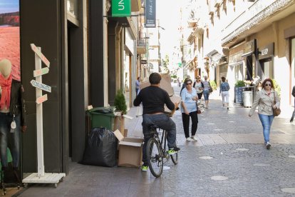 Las tiendas tiran los embalajes del género al mediodía y bicis y camionetas aprovechan para actuar.