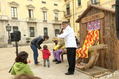 El Tió de l'Ateneu, instal·lat a la plaça de la Font.