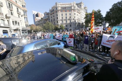 Protesta delante de la conselleria de Economía de la Generalitat por la intervención policial.