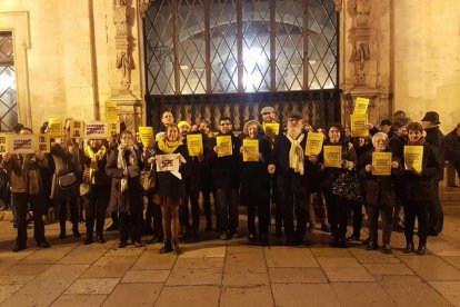 Els assistents van cantar 'El cant dels ocells' i 'Santa Nit' en un acte convocat per 'Música per la Llibertat'.