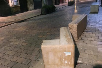 Un banc de màrmol destrossat a causa d'actes vandàlics al Cos del Bou.