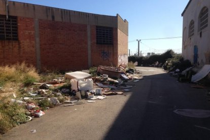 En la parcela 15 del Polígono Francolí se acumulan montañas de basura.