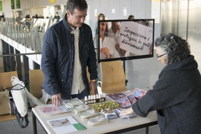 S'ha instal·lat una taula informativa al centre hospitalari per informar sobre aquest problema de salut.