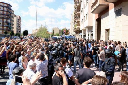 Plano general de la entrada en el domicilio particular de Joan Ignasi Sànchez, en el momento en que la policía española intentaba llevárselo detenido, los ciudadanos lo querían impedir y los Mossos han intervenido.