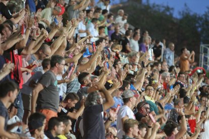 La afición roig-i-negra animando el equipo durante el partido del domingo contra el Nàstic.