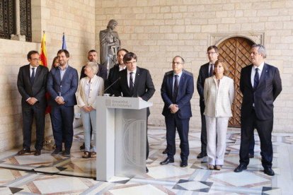 El presidente del Gobierno, Carles Puigdemont, durante la declaración institucional en la Galería Gótica del Palau de la Generalitat, después de la reunión extraordinaria del Consejo Ejecutivo, acompañado de los consejeros|consellers, el 20 de septiembre de 2017.