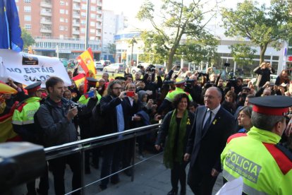 Plan|Plano abierto del alcalde de Reus, Carles Pellicer, entrando en el juzgado de Reus en medio de varios manifestantes. Imagen del 23 de noviembre de 2017