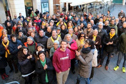 Plano picado de la concentración de apoyo|soporte a los concejales cupaires de Reus que esperan ser detenidos, Marta Llorens y Oriol Ciurana, con ellos dos al frente.