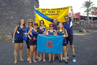 Fotografia de grup dels membres de Vogadors de Vent d'Estrop de Cambrils que van participar en la regata a Fuerteventura.