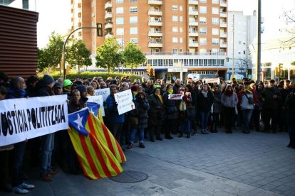 Un centenar de persones, concentrades davant dels jutjats de Reus en suport a Ciurana i Llorens.