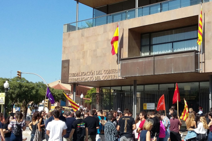 Fotografia de la concentració que s'ha fet aquest matí davant de la subdelegació del Govern a Tarragona.