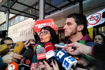 Llorens i Ciurana atendiendo a los medios de comunicación después de haber quedado en libertad.