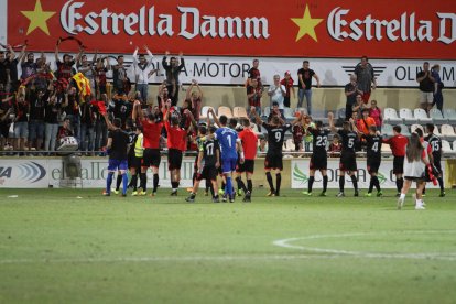 La comunión entre el equipo y la afición es total. El apoyo de los socios es clave para que el Reus se haga fuerte en el Estadi Municipal.