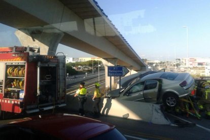 En el primer accident, un vehicle ha quedat sobre la barana de ciment, i els tres ocupants han hagut de ser excarcerats del seu interior pels Bombers.