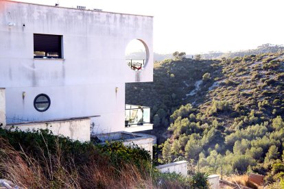 El edificio desde donde se ha caído el vecino de Segur de Calafell a causa del fuerte viento.