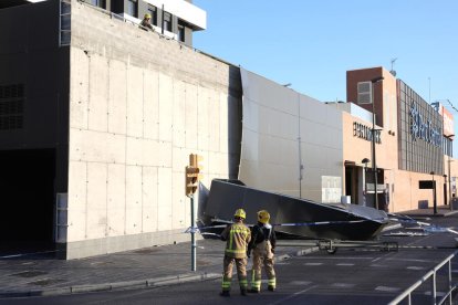 La coberta dels baixos de l'edifici que hi ha al costat del Parc Central ha caigut i s'ha tallat el carrer.