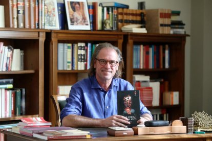 Juan Ballester, en su despacho en el Registro Mercantil de Tarragona, con la novela en las manos.