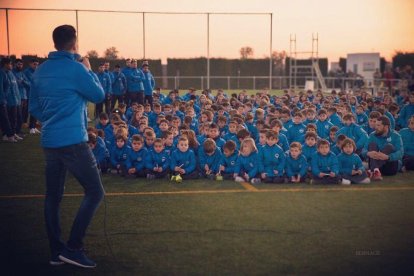 La presentación del CF Base Marc Bartra tuvo lugar en el Municipal de Banyeres del Penedès.