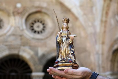 La imatge de Santa Tecla és una peça policromada elaborada de manera artesana.