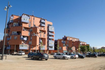 El asfaltado del parking del barrio Gaudí evitará las continuas inundaciones.