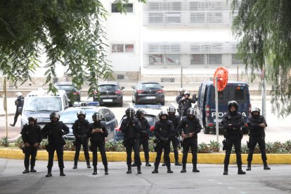 Despliegue de la Policía Nacional delante de la comisaría, ubicada al lado del jardín de infancia, el día 3 de octubre.