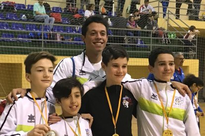 Els competidors del Gimnàs Koryo de Reus tot lluint les seves medalles.