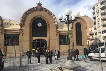 Amb la col·locació del fanal a sobre, l'històric banc de la plaça Corsini ja es troba complert i situat al mateix lloc que fa deu anys.