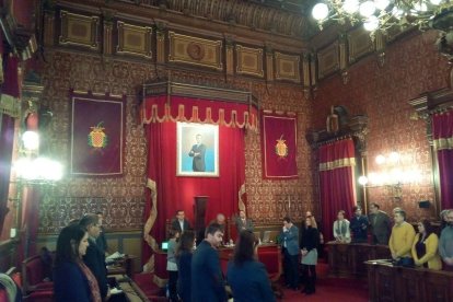 Sentit minut de silenci en homenatge a Albert Abelló al ple municipal.