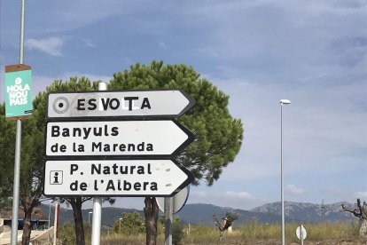 Per l'1-O els veïns d'Espolla van modificar els cartells d'accés al poble.