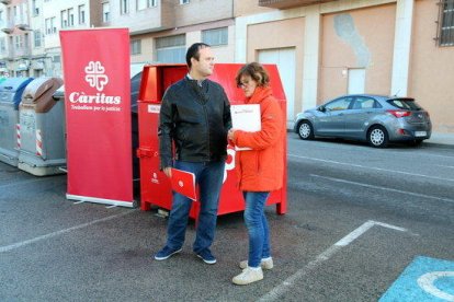 Plano general con el secretario general de Càritas Diocesana de Tortosa, Agustí Adell, y Marina Arnau, directora de la Fundación Formación y Trabajo en el Ebro y Tarragona, Delante de uno de los nuevos contenedores.