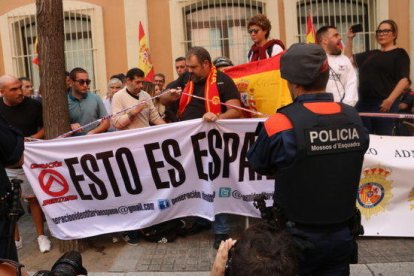 Més de 150 persones es manifesten a favor de la Guàrdia Civil a la caserna de Travessera de Gràcia, el 21 de setembre del 2017.