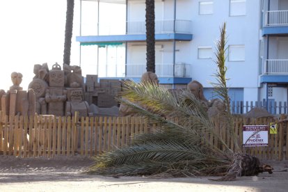 Ni el vent pot amb el Pessebre de Sorra de la Pineda