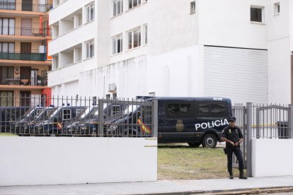 Furgonetas de la Policía Nacional al lado del edificio Negresco 2, en Cap Salou, el pasado octubre.