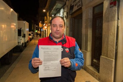 Perelló, ayer jueves, con el documento de derechos al detenido.