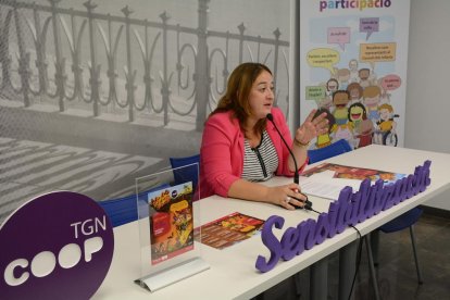 La consellera de Juventud y Cooperación, Ivana Martínez, en la rueda de prensa de presentación de la programación de actividades solidarias de otoño.