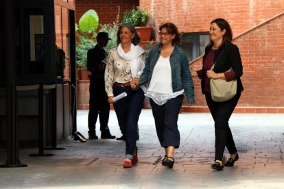 La sortida de Natàlia Garriga, directora de Serveis de la Secretaria General de Vicepresidència, de la caserna de la Guàrdia Civil de Travessera de Gràcia.