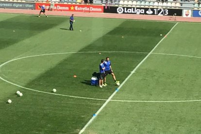 Aritz López Garai xerra amb el seu segon, Xavi Bartolo, moments abans de començar el partit.