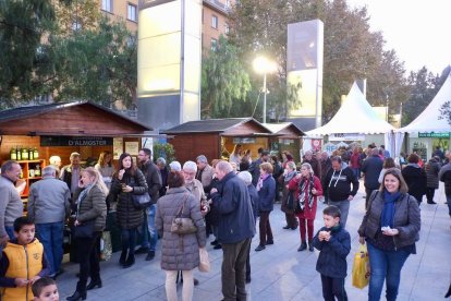 Imagen de la 21 Feria del aceite DOP Siurana este viernes en la plaza de la Llibertat.