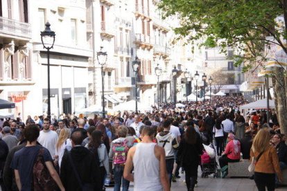 Imatge del Portal de l'Àngel, ple de gom a gom.