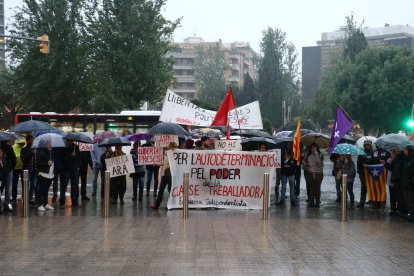 Assistents a la convocatòria a Tarragona per reclamar la llibertat dels presidents d'Òmnium Cultural i ANC, Jordi Sànchez i Jordi Cuixart.