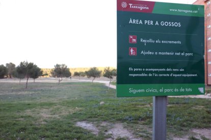 Imatge del pipicà ubicat al davant del bloc Sant Magí, a la zona nord de Sant Pere i Sant Pau.