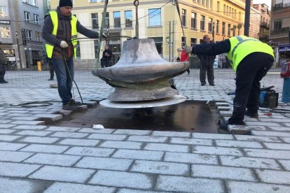 La setmana passada, a la plaça ja s'hi va instal·lar l'antic banc circular de marbre i el seu fanal.