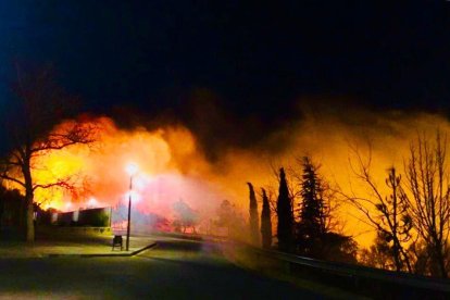 L'incendi es va produir en un barranc situat davant de la deixalleria i al costat de l'Institut IES Coster de la Torre.